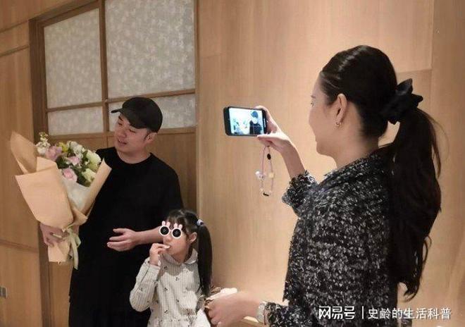 出场撒糖婆婆一脸慈爱五口人超幸福CQ9电子陈赫女儿9岁生日张子萱(图9)