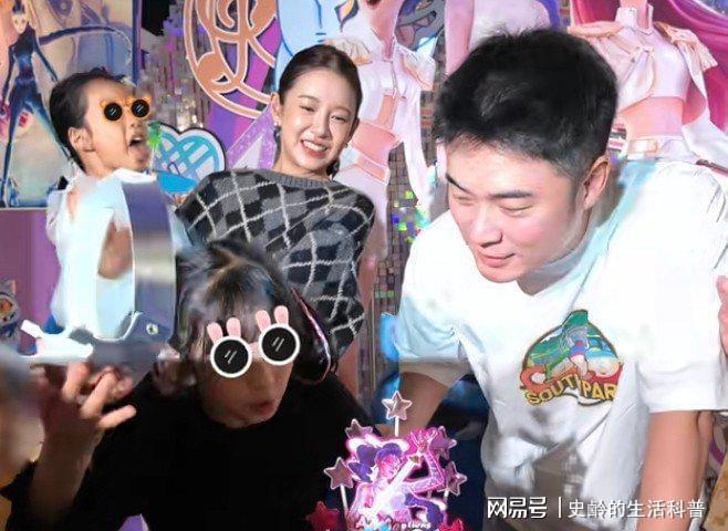 出场撒糖婆婆一脸慈爱五口人超幸福CQ9电子陈赫女儿9岁生日张子萱(图11)